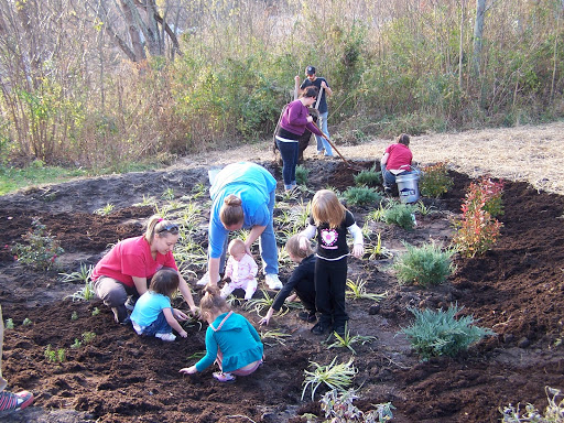 UTRR-Volunteers-planting-some-plants